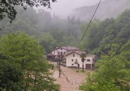 Uno de los caseríos de Ereñozu tras las fuertes lluvias del fin de semana.