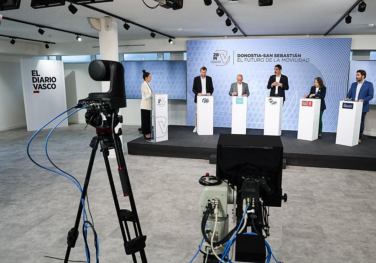 Un momento del debate de ayer moderado por la periodista Estrella Vallejo, a la izquierda, en DV Gunea.