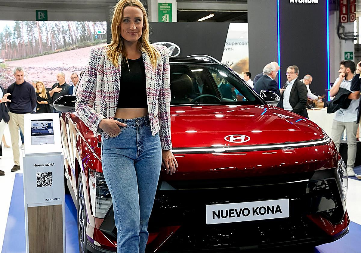 Delantera del nuevo Hyundai Kona con Mireia Belmonte.