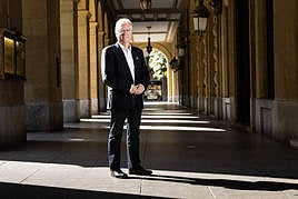 José Ignacio Asensio posa en los soportales de la Plaza Gipuzkoa que dan acceso al Palacio foral.