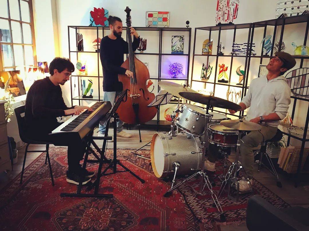 Jorge Fernández (piano), Juanma Domínguez (contrabajo) y Lutfi Jakfar (batería)