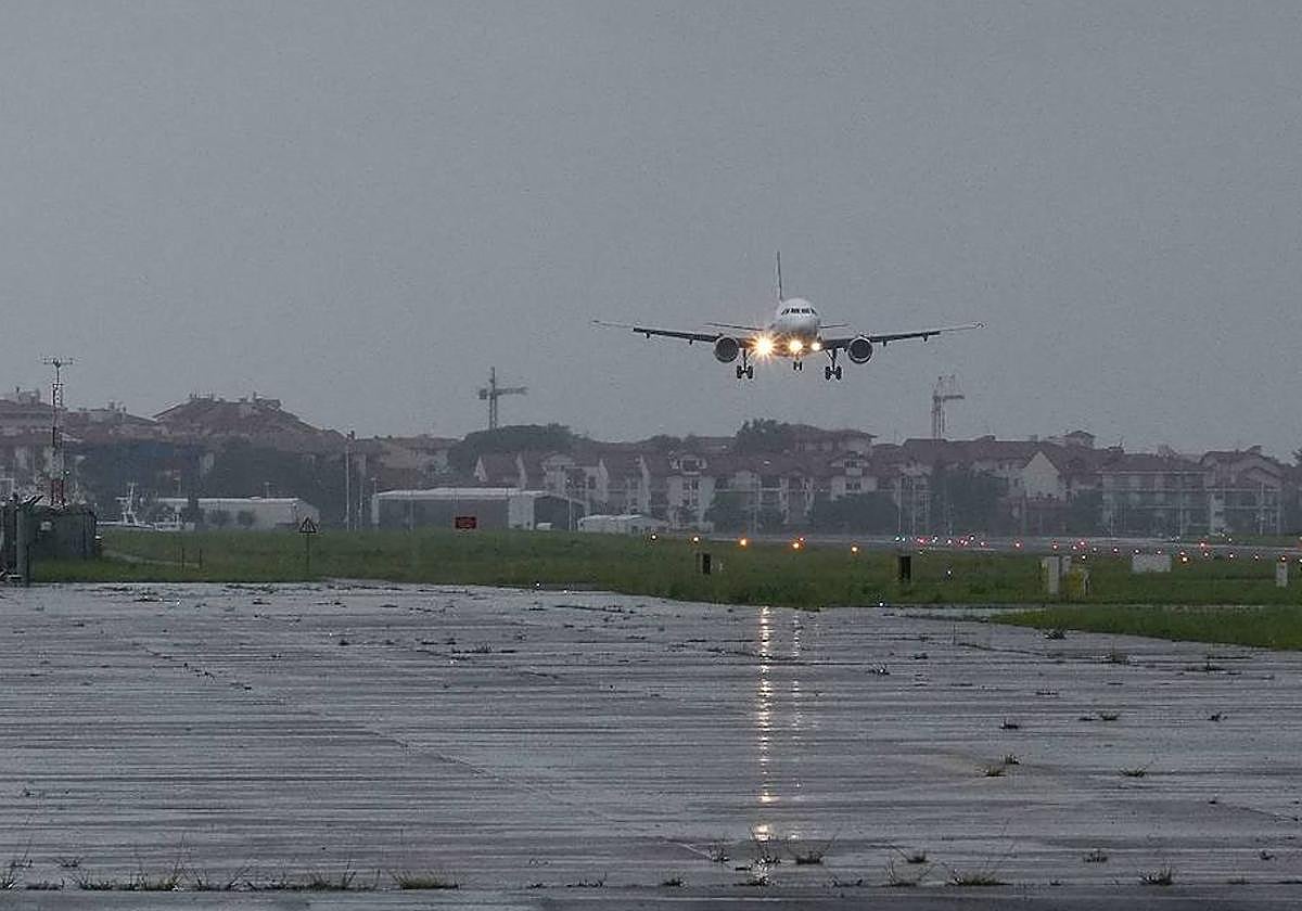 Un avión aterriza con mal tiempo en Hondarribia en una foto de archivo.