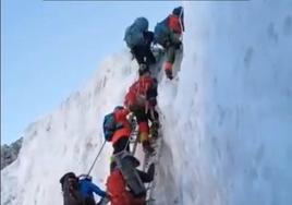 Las colas vuelven al Everest