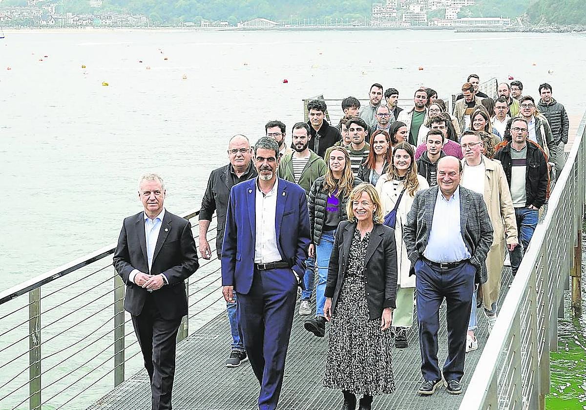 Urkullu, Goia, Mendoza, Ortuzar y Egibar, con candidatos guipuzcoanos en la pasarela del Náutico antes de iniciarse el mitin en el Boulevard.