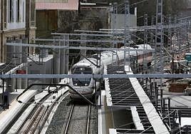 Un tren de RENFE hace su entrada en la estación provincial de San Sebastián.