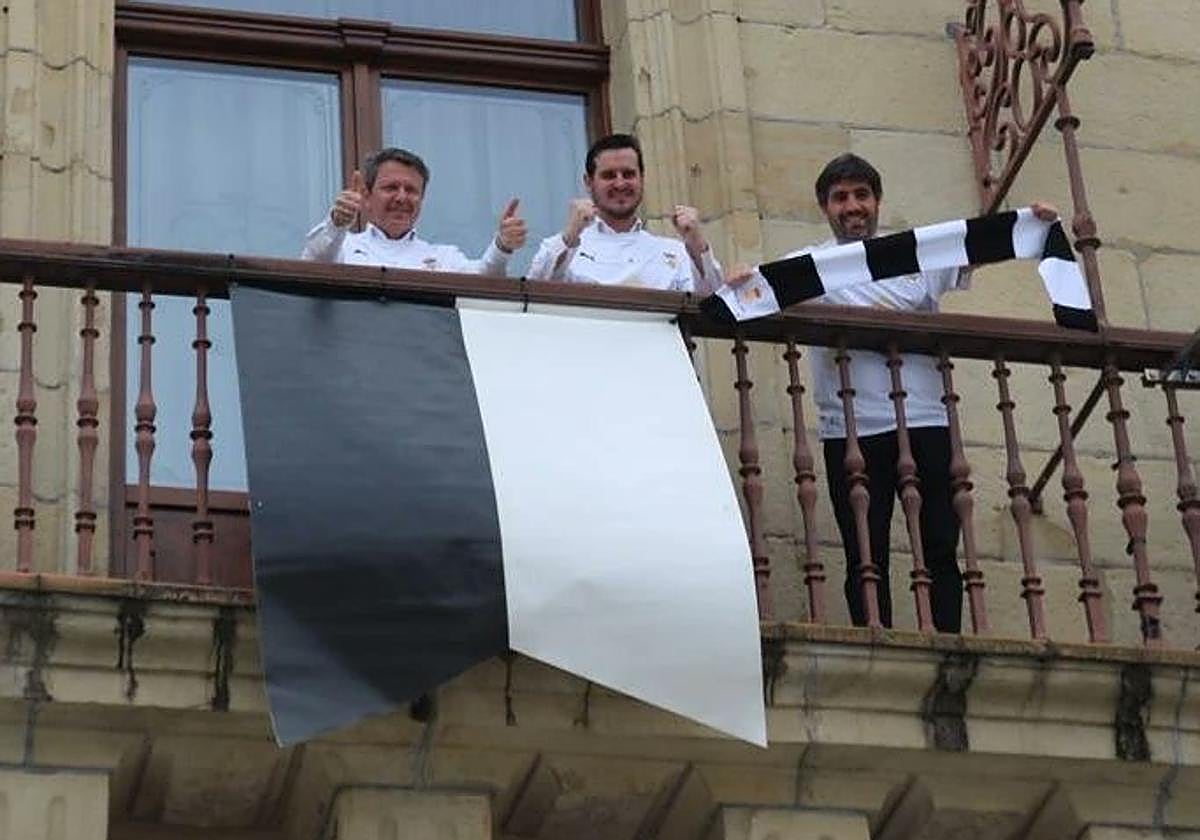 Santano, Emery y Olazabal cuelgan una bandera txuri-beltz del ayuntamiento de Irun para animar al Real Unión.