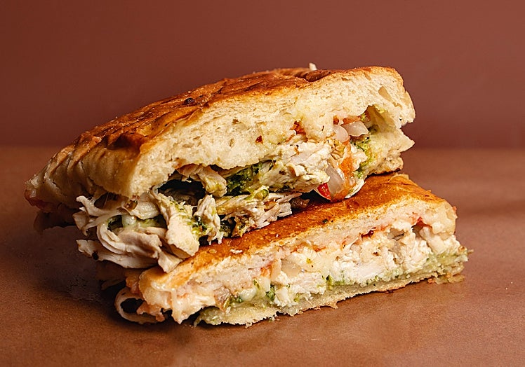 El chicken pesto es una de las propuestas exitosas de Sandwich Lab.