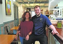 Taliska y Adur, capitanes del Tatapas, en el restaurante.
