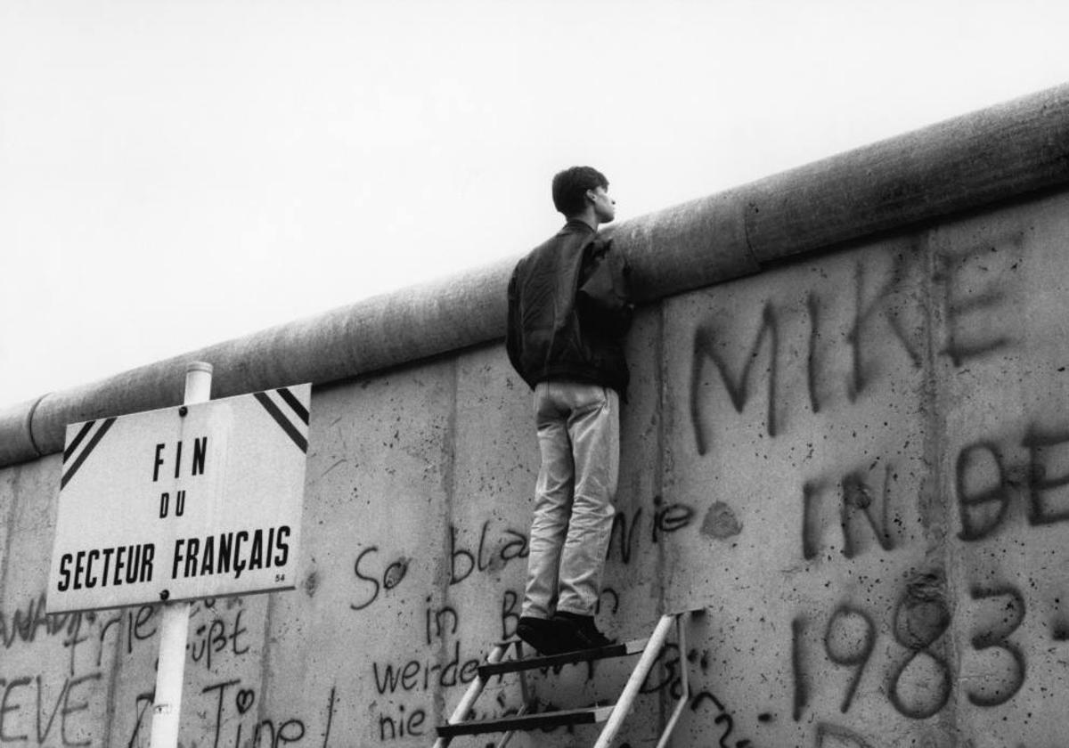 Un joven berlinés se asoma al Muro para contemplar el 'otro lado', desde el sector francés.