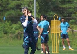 Imanol Alguacil grita durante el entrenamiento de este viernes en las instalaciones de Zubieta de la Real Sociedad, en la previa de medirse al Atlético de Madrid.