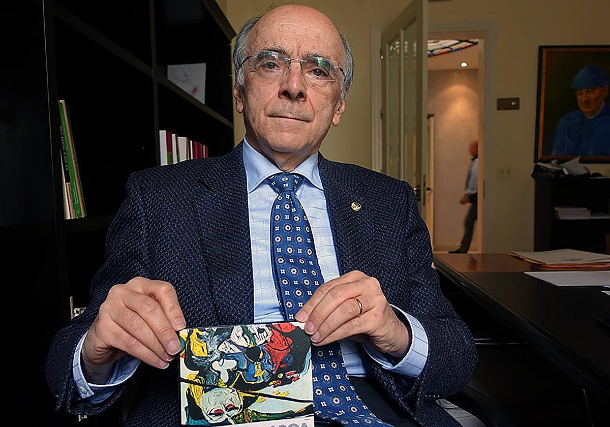 Ate berriak ireki zizkion 'Bat-Hiru' lanak Urrutiari eta, 50 urte geroago, berdin gozatzen du.