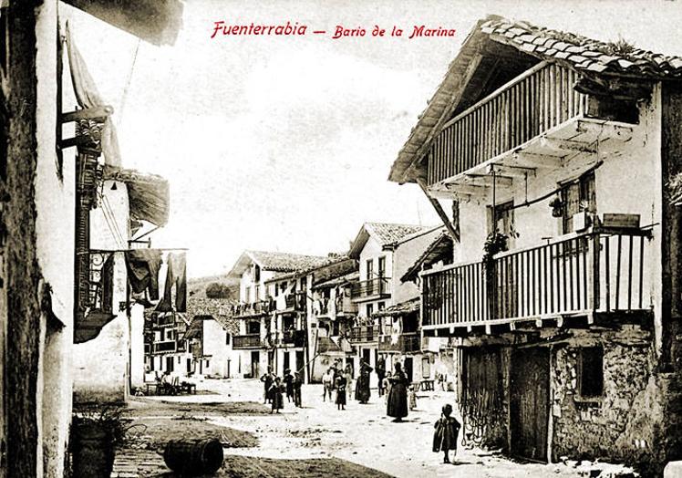 Imagen principal - Barrio de la Marina, en Hondarribia. Postal de Hondarribia con la calle Nagusi y el café-restaurant de García. Vista de la Marina