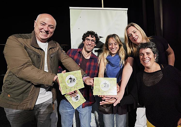 Imagen principal - Iban Rodríguez, Mikel Pikatza, Maite Guevara, Aitziber Atorrasagasti y Marta Sitja posan con el nuevo catálogo.