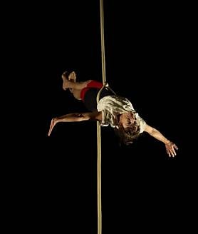 Imagen secundaria 2 - Iban Rodríguez, Mikel Pikatza, Maite Guevara, Aitziber Atorrasagasti y Marta Sitja posan con el nuevo catálogo.