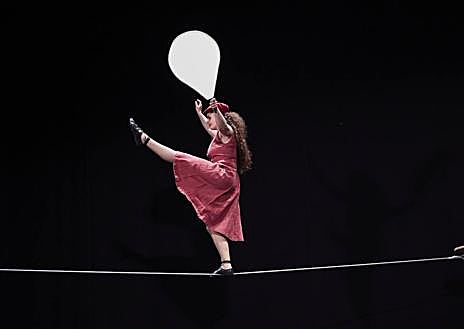 Imagen secundaria 1 - Iban Rodríguez, Mikel Pikatza, Maite Guevara, Aitziber Atorrasagasti y Marta Sitja posan con el nuevo catálogo.