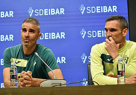 Gaizka Garitano junto al capitán Anaitz Arbilla