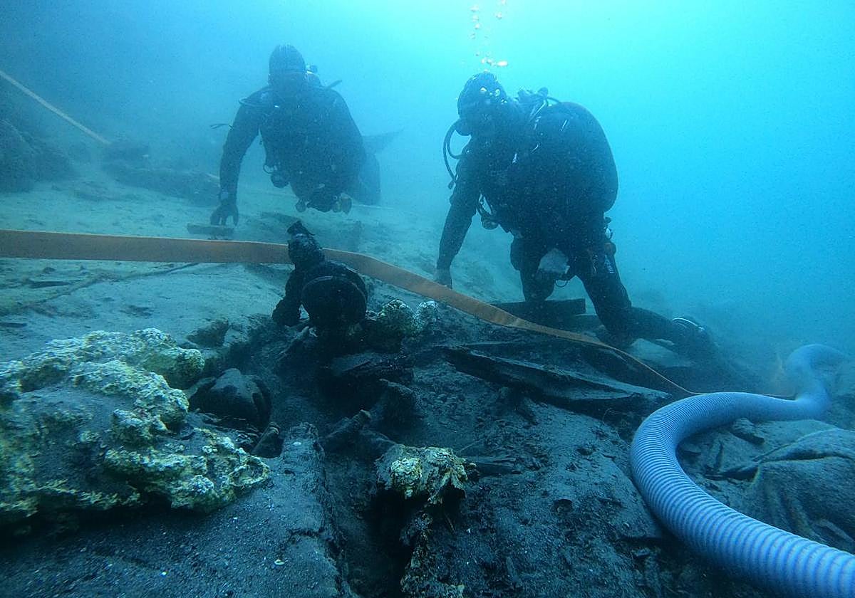 El equipo de arqueólogos, en el pecio.
