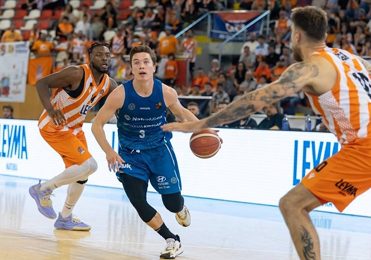 Jaworski conduce el balón ante la presión de los jugadores locales.