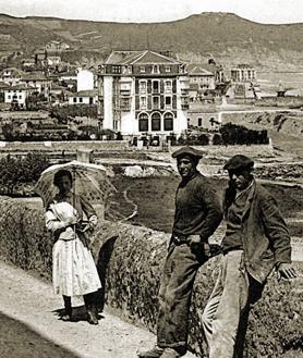 Imagen secundaria 2 - Barrio de la Marina, en Hondarribia. Postal de Hondarribia con la calle Nagusi y el café-restaurant de García. Vista de la Marina