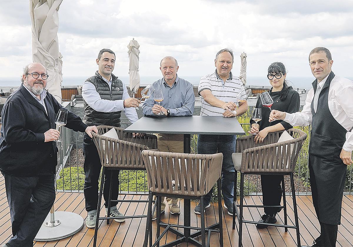 De izquierda a derecha: Iñigo Galatas (gastrónomo), Javier Caneja (Narru), Joxemi Ayerbe (Gandarias), Juan Mari Humada (Chef del Vino), Jimena González y Carlos Muro (ambos de Akelarre).