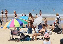 Sombrillas, bañadores y 28 grados para la reflexión