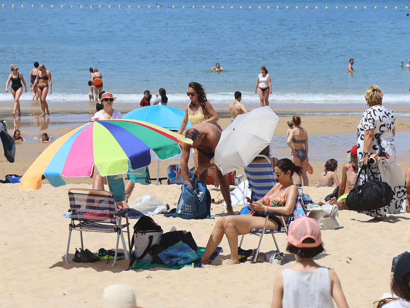 Sombrillas, bañadores y 28 grados para la reflexión