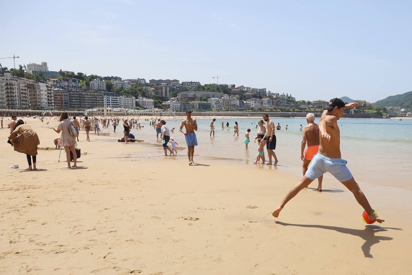 Sombrillas, bañadores y 28 grados para la reflexión