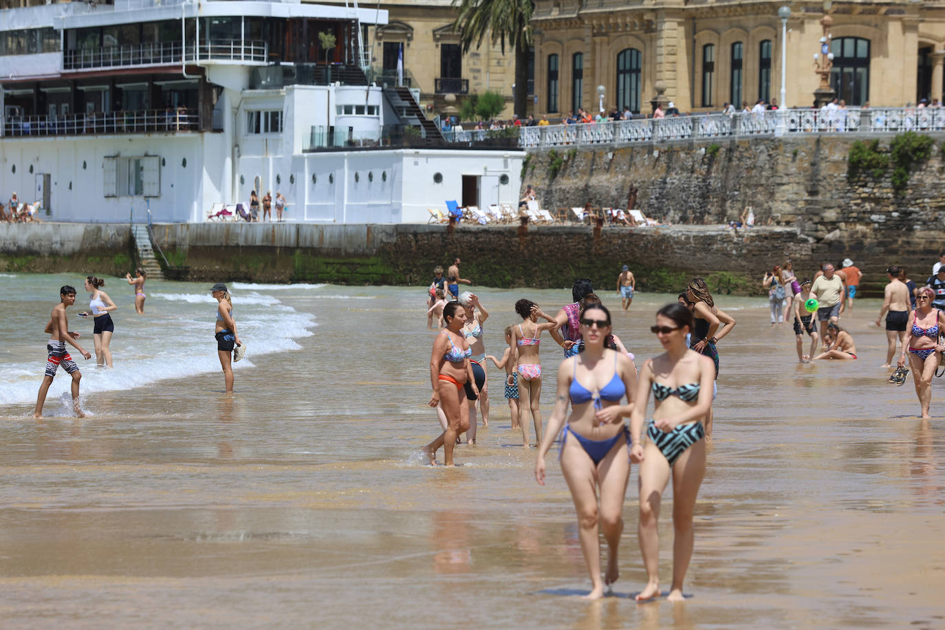 Sombrillas, bañadores y 28 grados para la reflexión