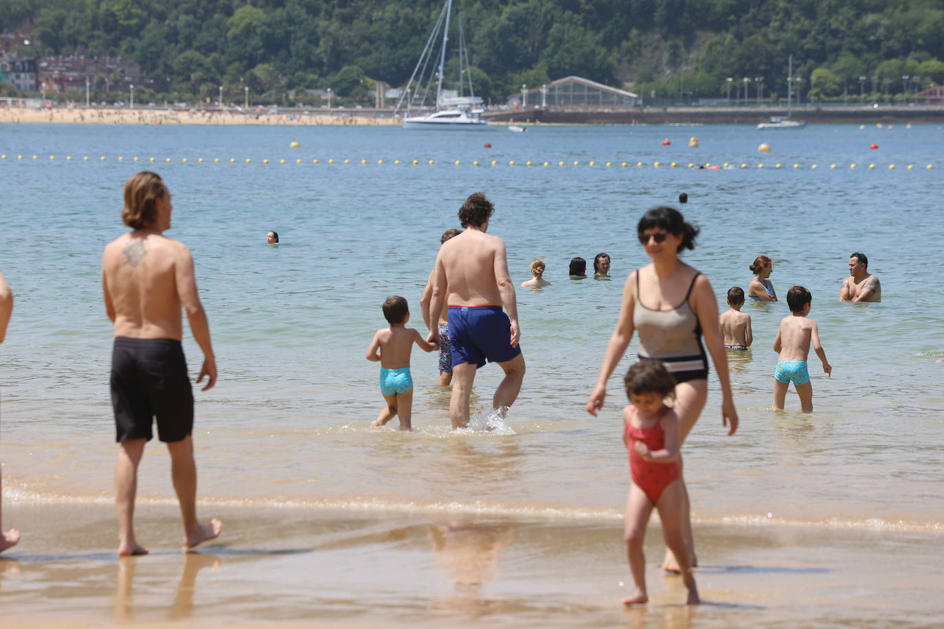 Sombrillas, bañadores y 28 grados para la reflexión