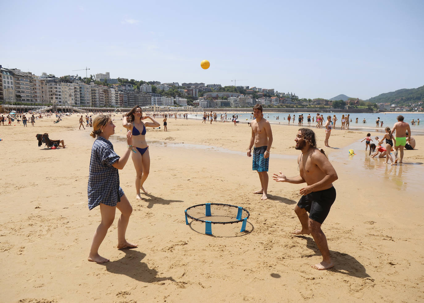 Sombrillas, bañadores y 28 grados para la reflexión