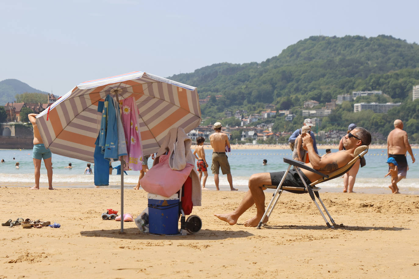 Sombrillas, bañadores y 28 grados para la reflexión