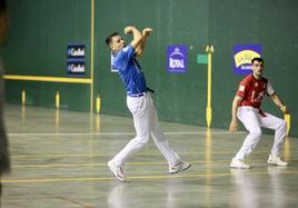 Darío extiende la pelota de derecha ante Ezkurdia anoche en el frontón de Ezcaray.