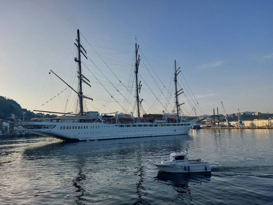 El &#039;Sea Cloud Spirit&#039;, en Pasaia