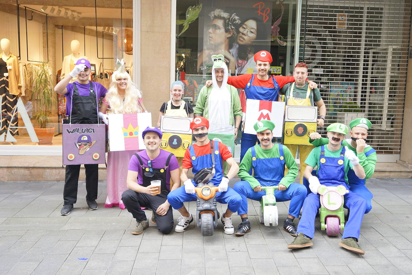 Mario Bros, el gran circo y hasta boxeo: el Mozorro Eguna de Beasain no defrauda