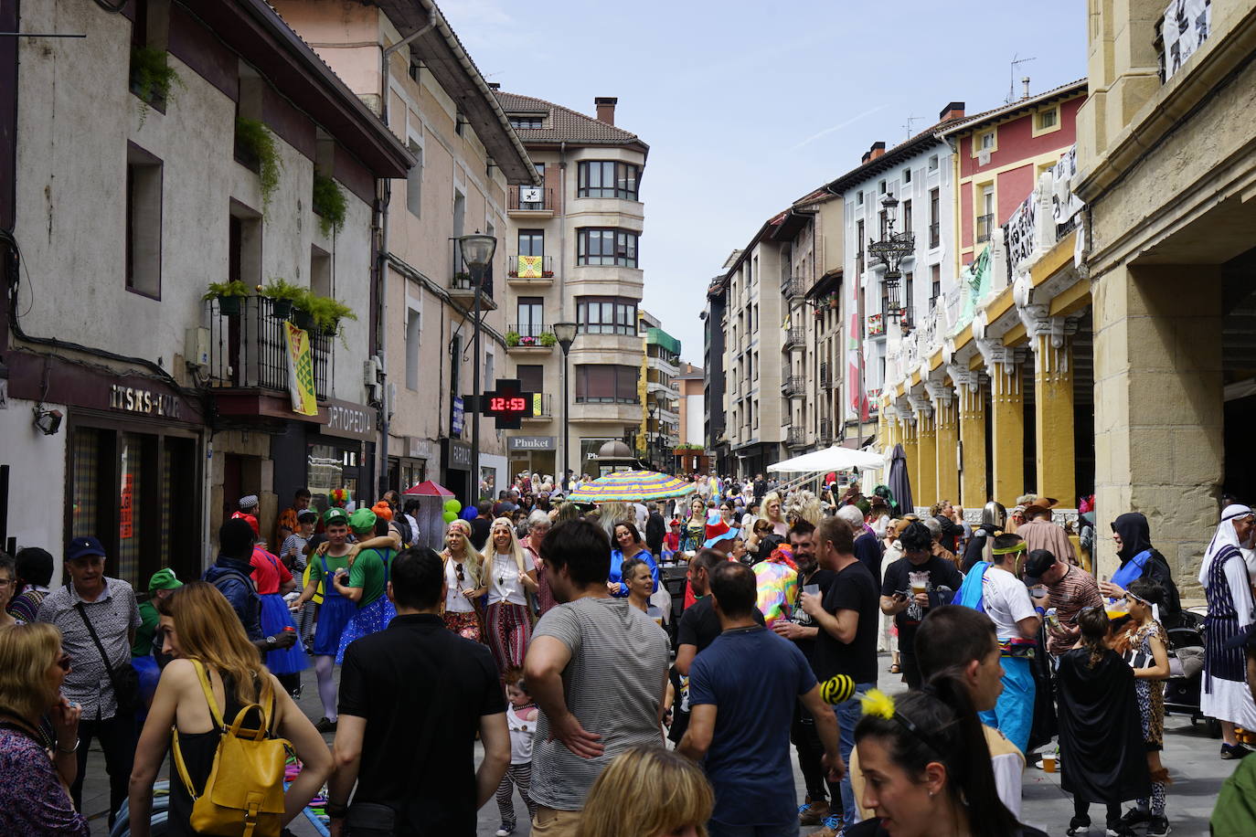Mario Bros, el gran circo y hasta boxeo: el Mozorro Eguna de Beasain no defrauda