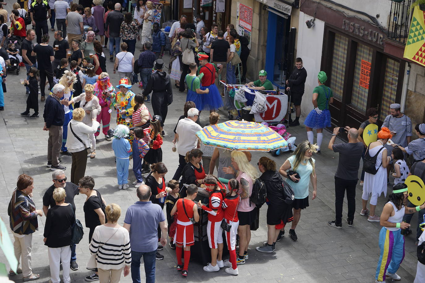 Mario Bros, el gran circo y hasta boxeo: el Mozorro Eguna de Beasain no defrauda