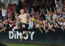 Andrada celebra el gol que suponía el 2-0 y la confirmación de la permanencia del Real Unión en Primera RFEF.