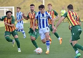 Marín conduce el balón ante la presión de sus rivales.