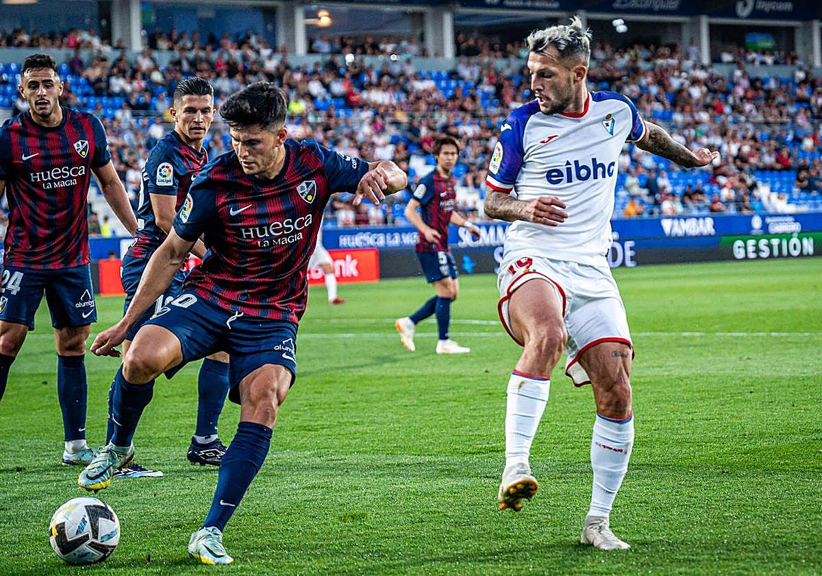 Stoichkov trata de presionar a la defensa del Huesca.