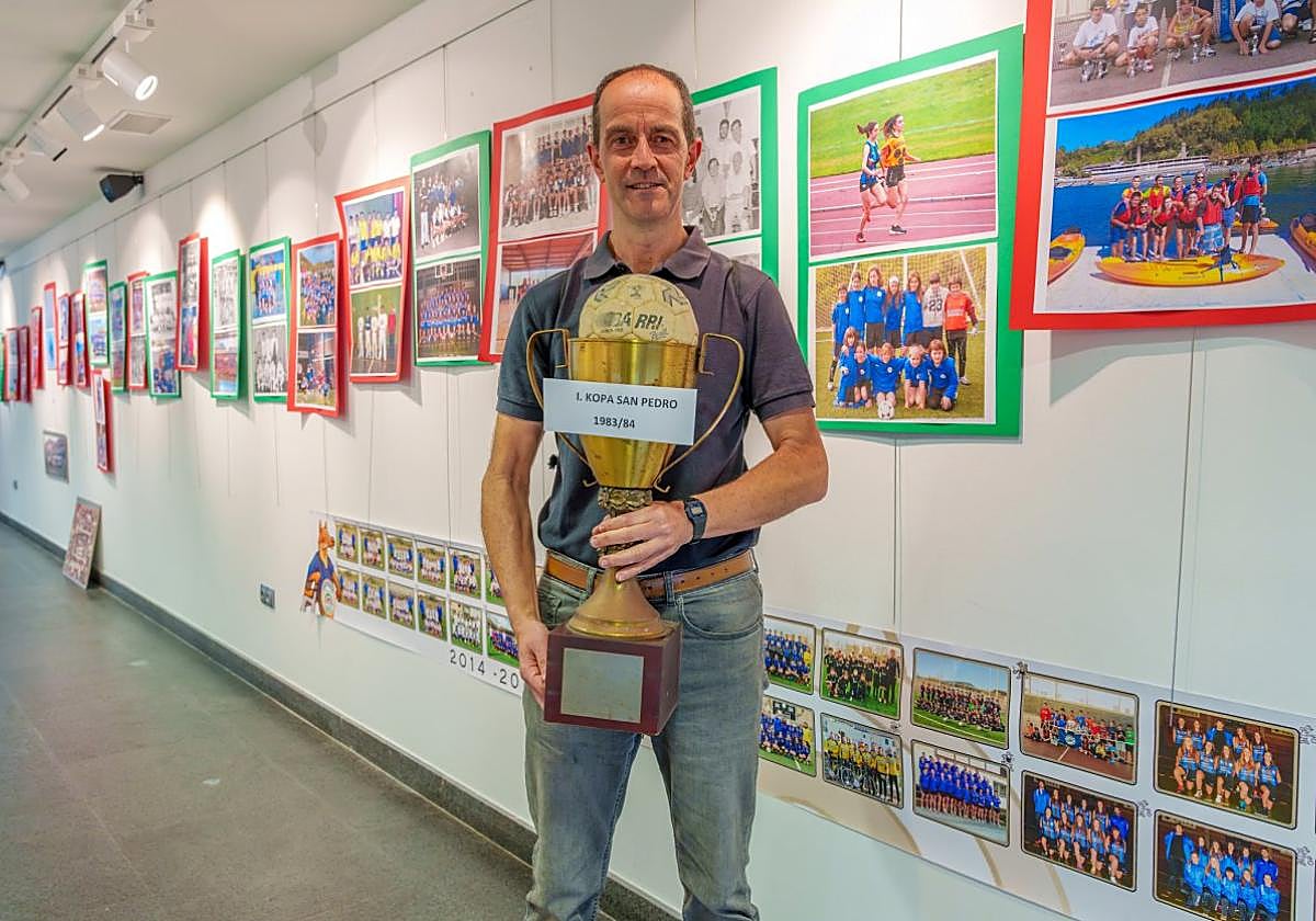 El presidente del Ostadar Imanol Bardaji en la muestra con la primera copa San Pedro lograda en la temporada 1983-1984.