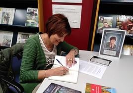 La escritora legazpiarra Mari Romero, con su cuarta novela, 'Etxetorre Goikoa. Donde no existe el olvido'.