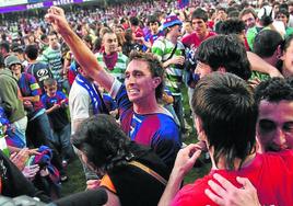 La afición armera celebró con los jugadores en Ipurua el ascenso del Eibar a Segunda el 24 de junio de 2007, festividad de San Juan, tras ganar 2-0 al Rayo Vallecano.