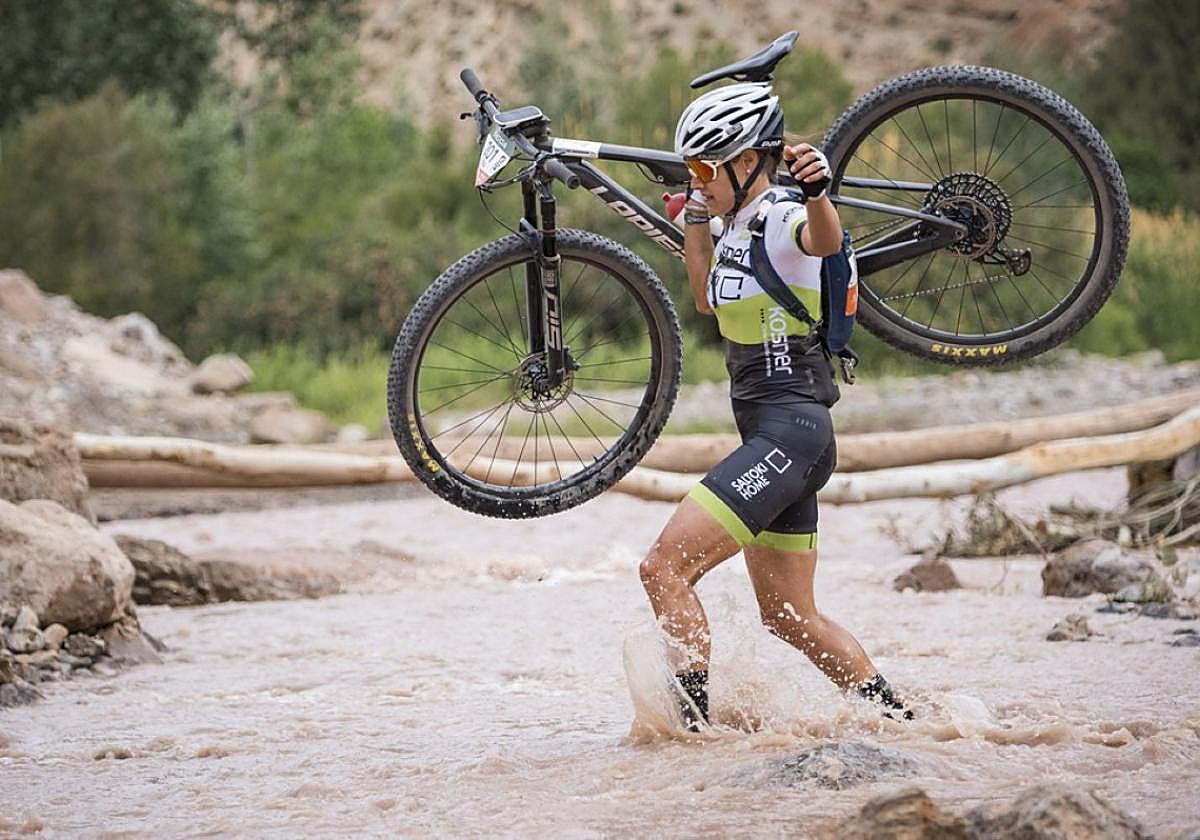 Txirrindulari bat erreka bat gurutzatzen.