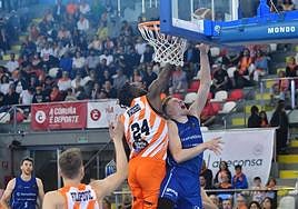 Nurger consigue una canasta ante Nwogbo en el partido entre el Leyma Coruña y el Guuk Gipuzkoa Basket este domingo.