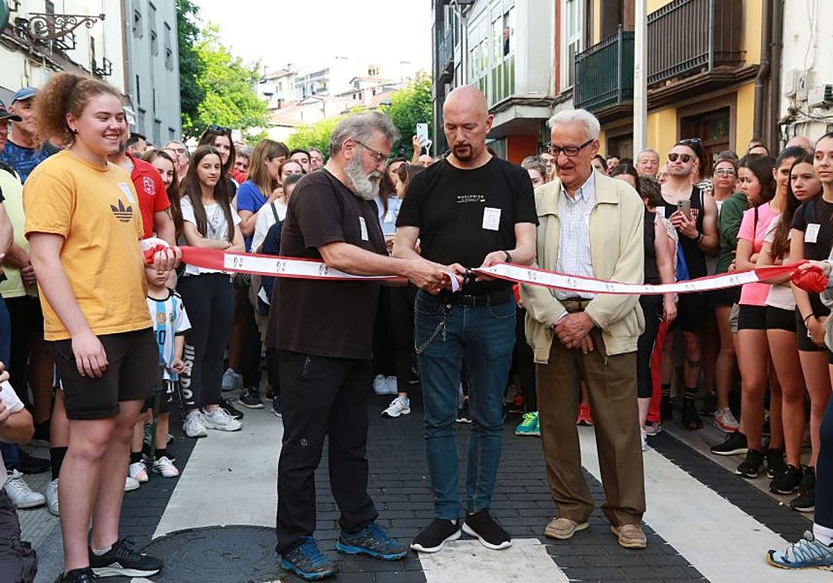 Iñaki Cienfuegos, autor del logotipo que da imagen desde sus inicios a la jornada, ha sido el encargado de cortar la cinta.