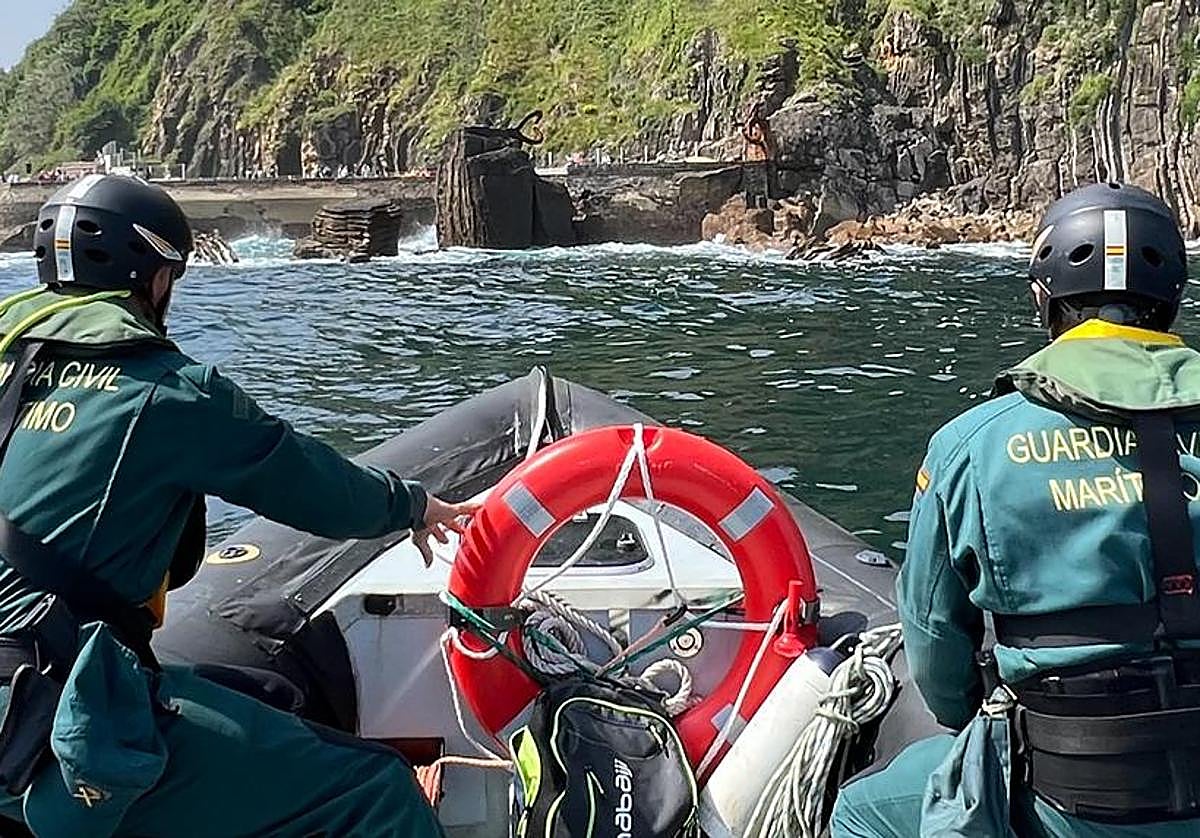 El Servicio Marítimo de la Guardia Civil ha rastreado este mediodía la cona del Peine del Viento.