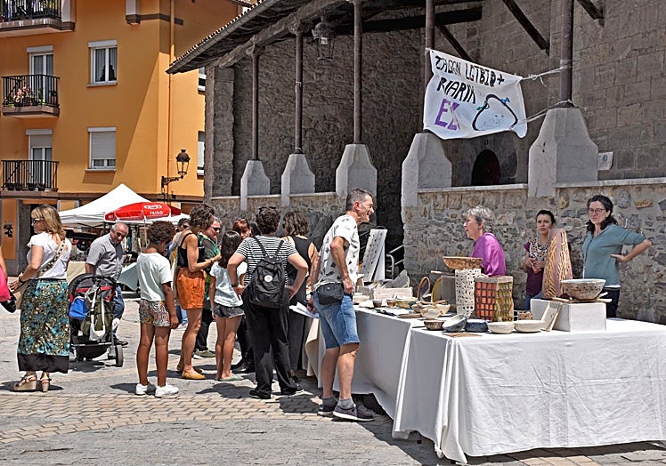 Herritar zein bisitari ugari gerturatu ziren azokara.