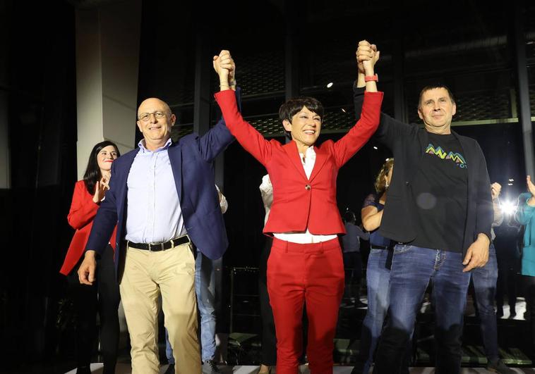 Juan Karlos Izagirre, Maddalen Iriarte y Arnaldo Otegi celebran este domingo en Tabakalera los resultados conseguidos por EH Bildu.