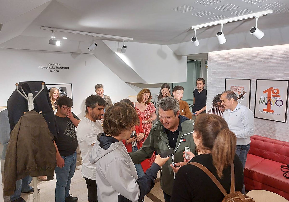 Santano atendió a los medios en la sede socialista en cuanto se terminó el recuento local.