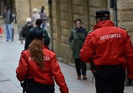 Detenido un joven en Eibar tras arrojar una butaca desde un tercer piso y herir de gravedad a un hombre